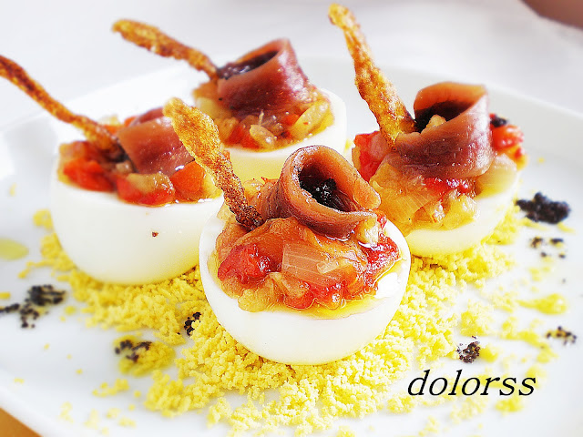Huevos rellenos de escalivada con anchoas y salsa garum